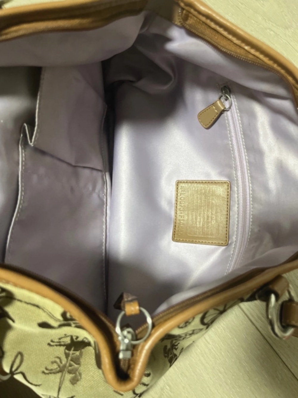 Preloved [100 % Authentic] vintage Coach Horse & Carriage Jacquard Pleated Tote - Picture 8 of 11